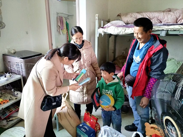 1737619221353913.jpg 慰问现场.jpg