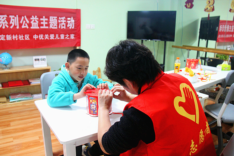 1737651560276090.jpg 江苏省南京市秦淮区秦虹街道武定新村社区组织青少年“创意花灯闹新春”手工制作活动(3).jpg