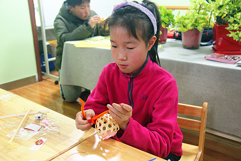 1737651584842254.jpg 江苏省南京市秦淮区秦虹街道武定新村社区组织青少年“创意花灯闹新春”手工制作活动(4).jpg