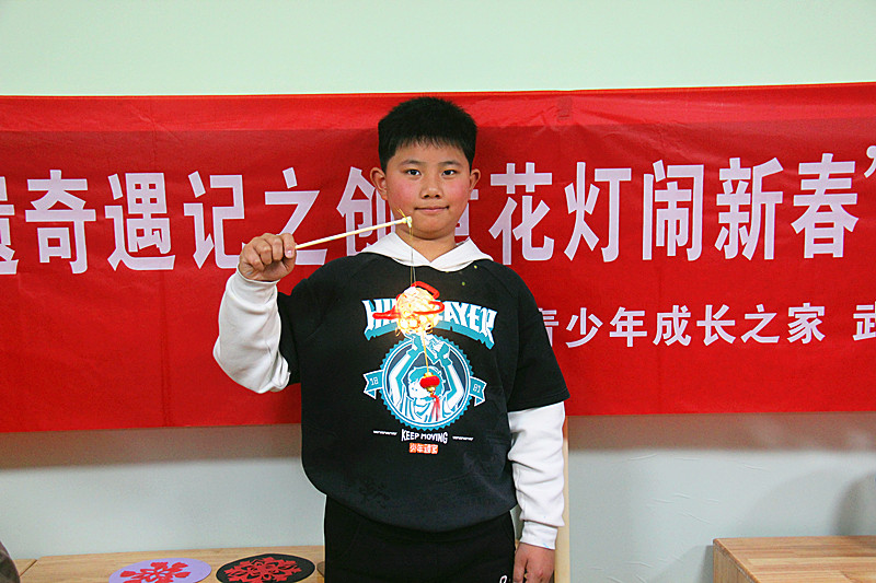 1737651596404949.jpg 江苏省南京市秦淮区秦虹街道武定新村社区组织青少年“创意花灯闹新春”手工制作活动(5).jpg