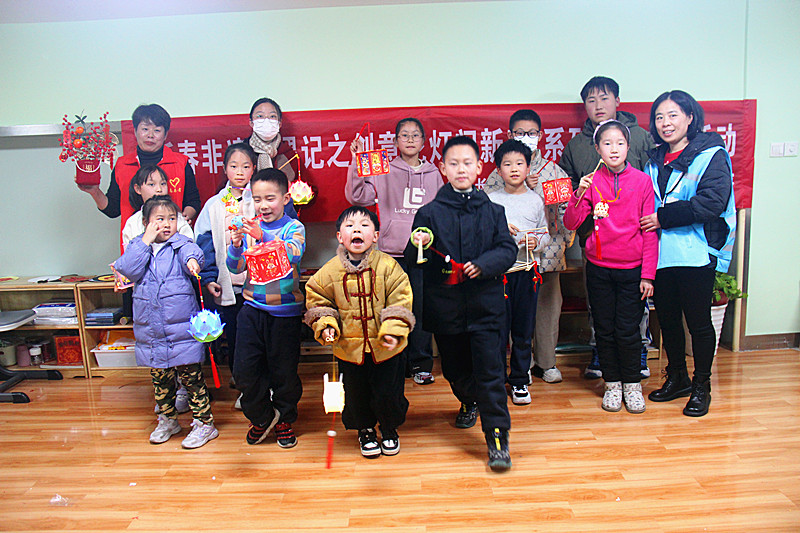 1737651616660756.jpg 江苏省南京市秦淮区秦虹街道武定新村社区组织青少年“创意花灯闹新春”手工制作活动(7).jpg