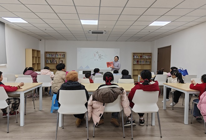 1737681127248913.jpg 震泽镇八都社区大寒迎新春 剪纸贴年红2.jpg