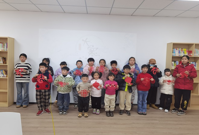 1737681174141078.jpg 震泽镇八都社区大寒迎新春 剪纸贴年红.jpg