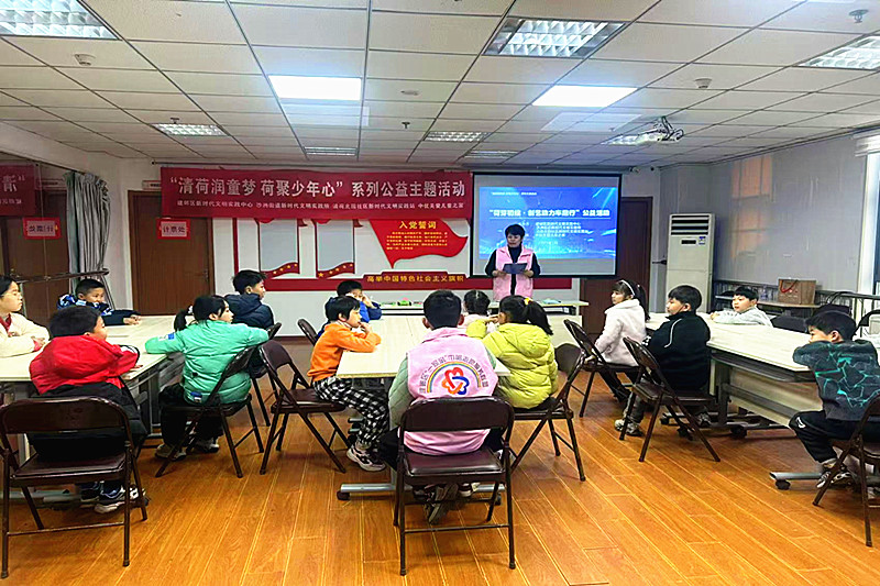 1737764996444743.jpg 江苏省南京市建邺区沙洲街道清荷北园社区开展“荷芽初绽 创艺动力车趣行”手工制作活动(1).jpg