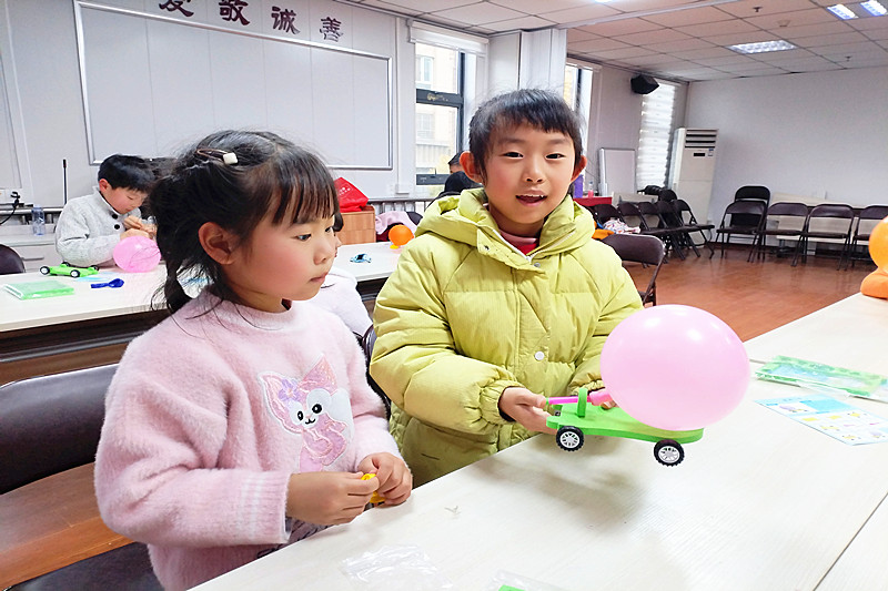 1737765034185148.jpg 江苏省南京市建邺区沙洲街道清荷北园社区开展“荷芽初绽 创艺动力车趣行”手工制作活动(3).jpg