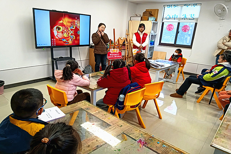 江苏省南京市玄武区樱驼花园社区关工委开展“鱼灯点亮传承之光，匠心共绘文化未来”非遗手工活动(1).jpg