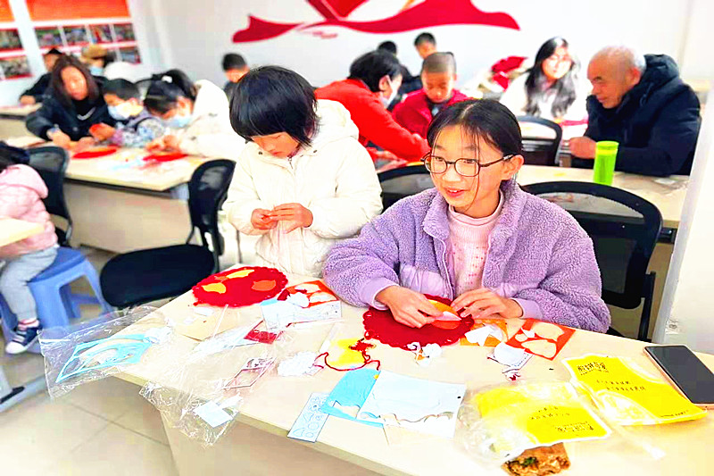 1737847633568191.jpg 江苏省南京市玄武区农科院社区关工委开展“除旧俗 焕新颜 ,巧制挂饰贺新年”活动(2).jpg