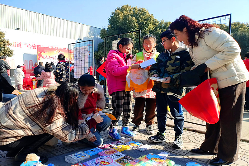 江苏省南京市建邺区南苑街道兴达社区组织青少年开展“迎新春”爱心义卖活动 (2).jpg