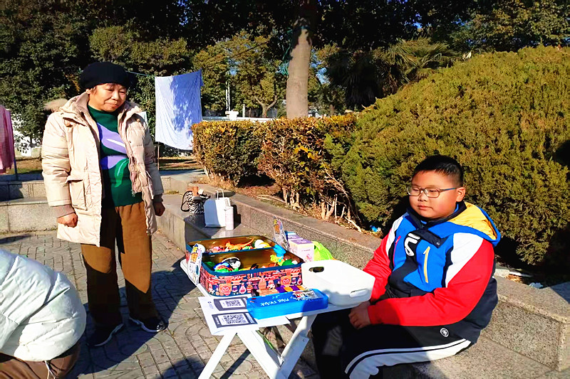 江苏省南京市建邺区南苑街道兴达社区组织青少年开展“迎新春”爱心义卖活动 (3).jpg