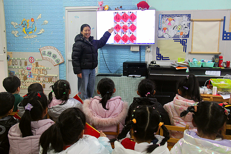 江苏省南京市玄武区玄武湖街道关工委联合开展“创意‘福’字 传递祝福”手工制作活动 (1).jpg