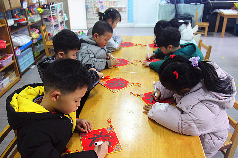 江苏省南京市玄武区玄武湖街道关工委联合开展“创意‘福’字 传递祝福”手工制作活动 (2).jpg