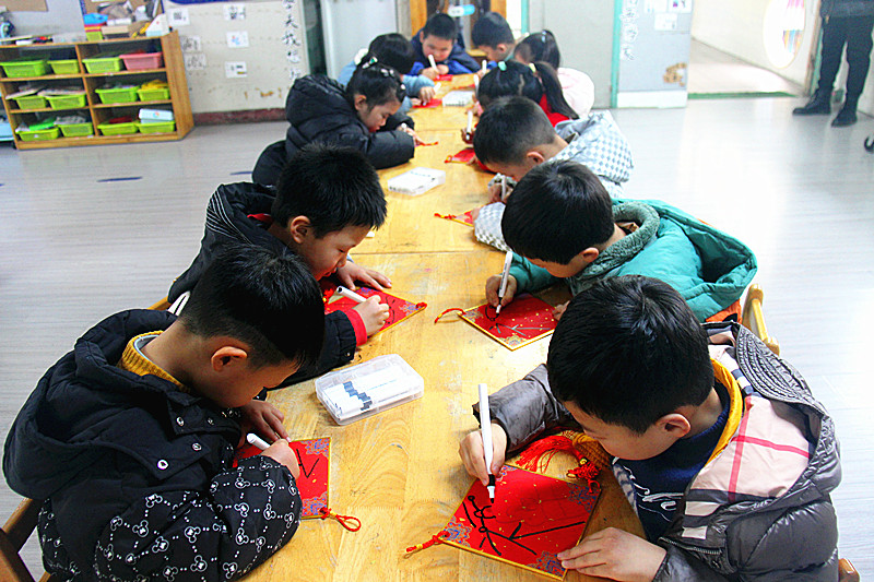 江苏省南京市玄武区玄武湖街道关工委联合开展“创意‘福’字 传递祝福”手工制作活动 (3).jpg