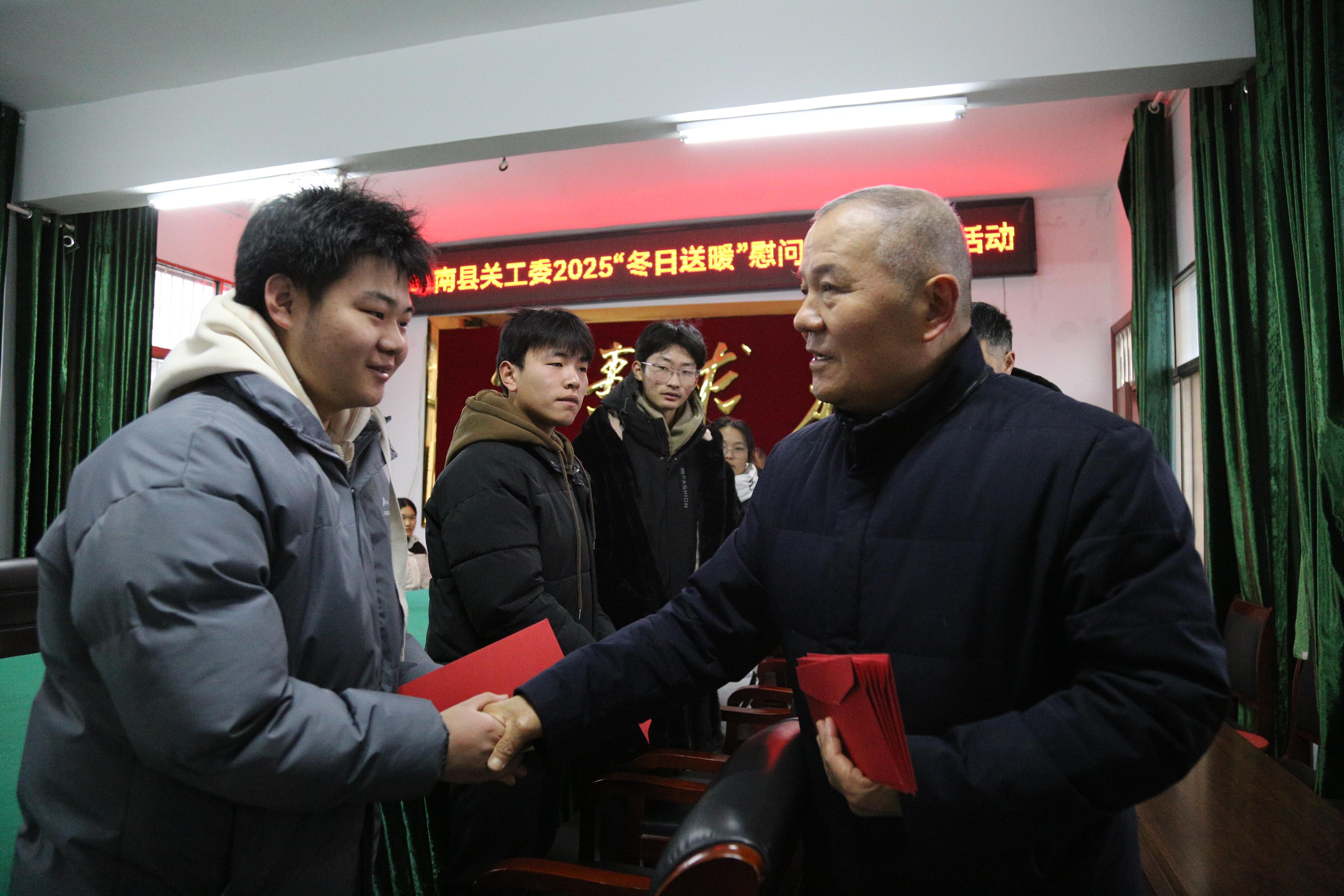 安徽省阜阳市阜南县关工委开展“冬日送暖”慰问困境青少年活动2(1).jpg