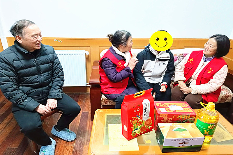 玄武湖街道关工委联合开展春节走访慰问困境学生“爱心”行动 (4).jpg
