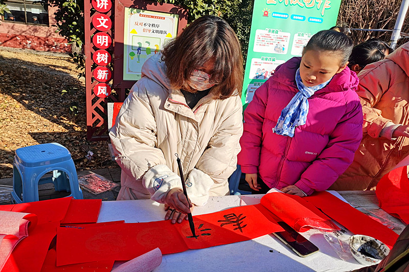 江苏省南京市溧水区永阳街道中山路社区关工委开展“福至社区传温情，老少同书贺新春”写春联活动(1).jpg