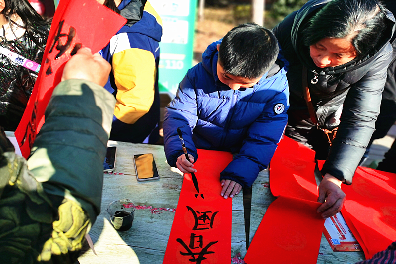 江苏省南京市溧水区永阳街道中山路社区关工委开展“福至社区传温情，老少同书贺新春”写春联活动(2).png
