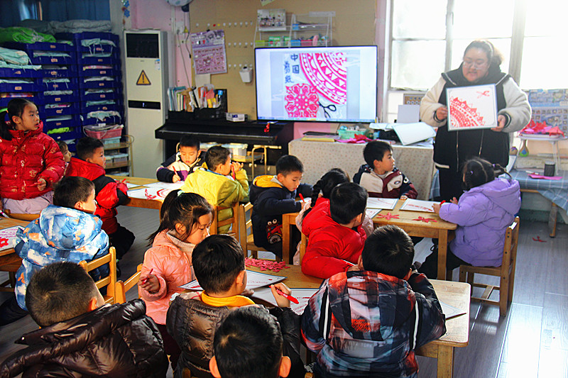 江苏省南京市玄武区玄武湖街道关工委联合开展“童心绘年画, 欢喜迎新年”手工制作活动 (1).jpg