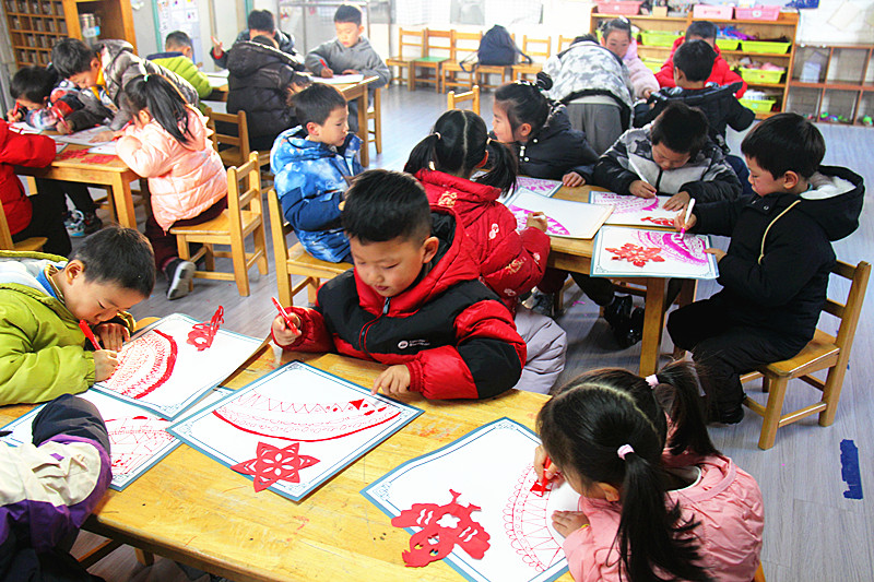 江苏省南京市玄武区玄武湖街道关工委联合开展“童心绘年画, 欢喜迎新年”手工制作活动 (2).jpg
