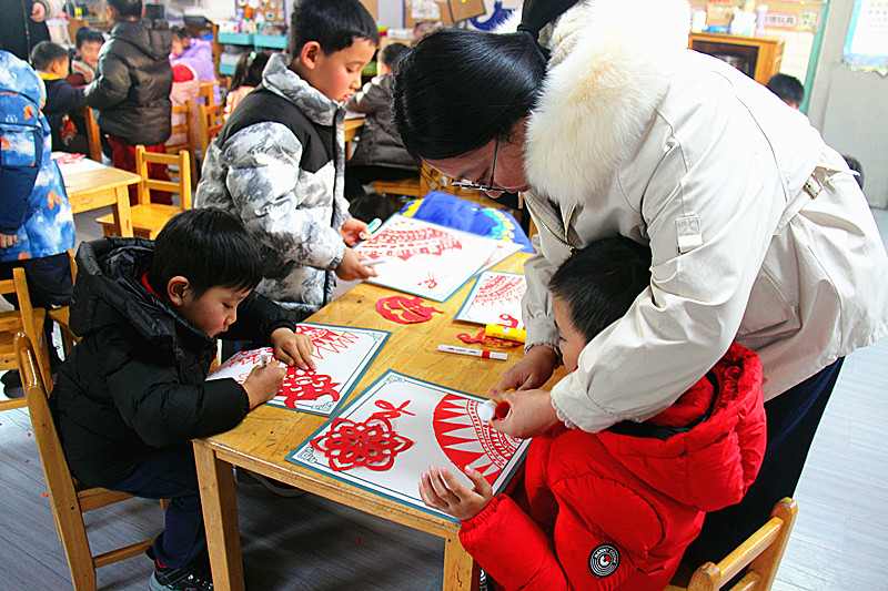 江苏省南京市玄武区玄武湖街道关工委联合开展“童心绘年画, 欢喜迎新年”手工制作活动 (3).jpg