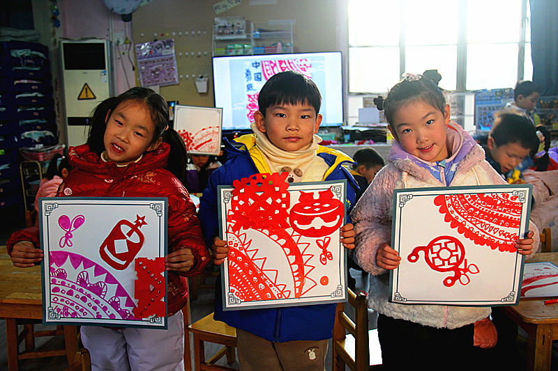 江苏省南京市玄武区玄武湖街道关工委联合开展“童心绘年画, 欢喜迎新年”手工制作活动 (5).jpg