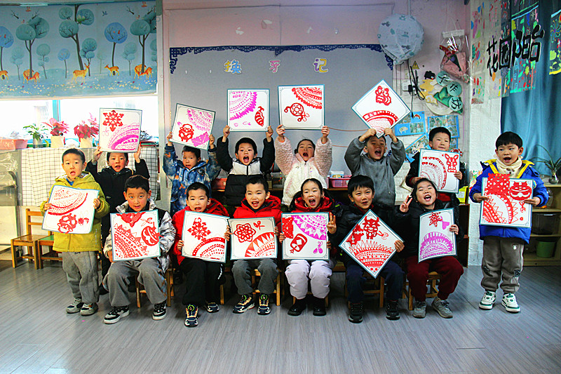 江苏省南京市玄武区玄武湖街道关工委联合开展“童心绘年画, 欢喜迎新年”手工制作活动 (6).jpg
