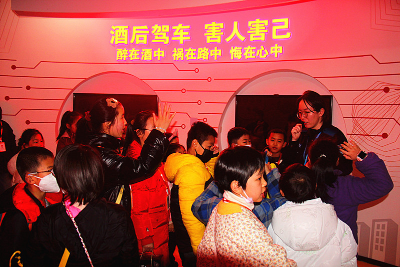 江苏省南京市玄武区玄武湖街道关工委组织青少年开展“冬令营”活动 (5).jpg