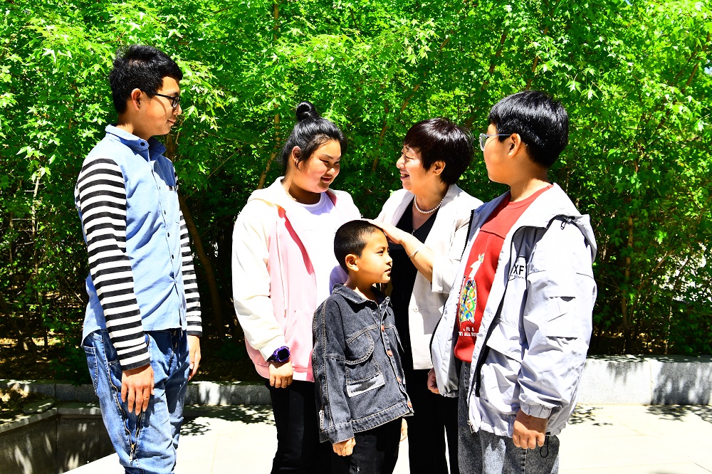 张玉梅与青少年学生 和幼儿在一起谈话.jpg