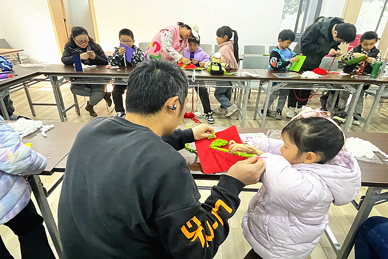 江苏省南京市雨花台区赛虹桥街道玻纤院社区关工委开展“缤纷冬日，巧手刺绣”手工制作活动(2).jpg