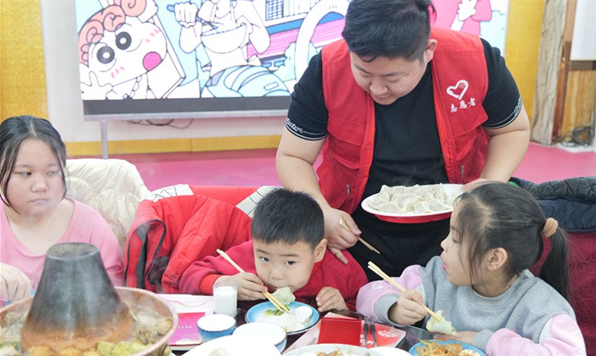 元宝山区草原兰哈达协会关工委新春佳节陪困境儿童吃饺子活动照片8_副本.jpg
