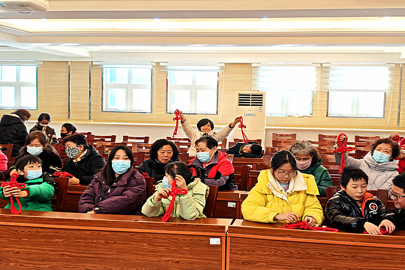 江苏省南京市江北新区南化九村社区开展“巧手中国结 四海纳新春”中国结手工制作活动(1).jpg