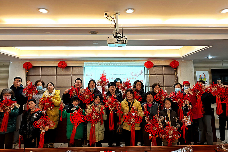 江苏省南京市江北新区南化九村社区开展“巧手中国结 四海纳新春”中国结手工制作活动(2).jpg