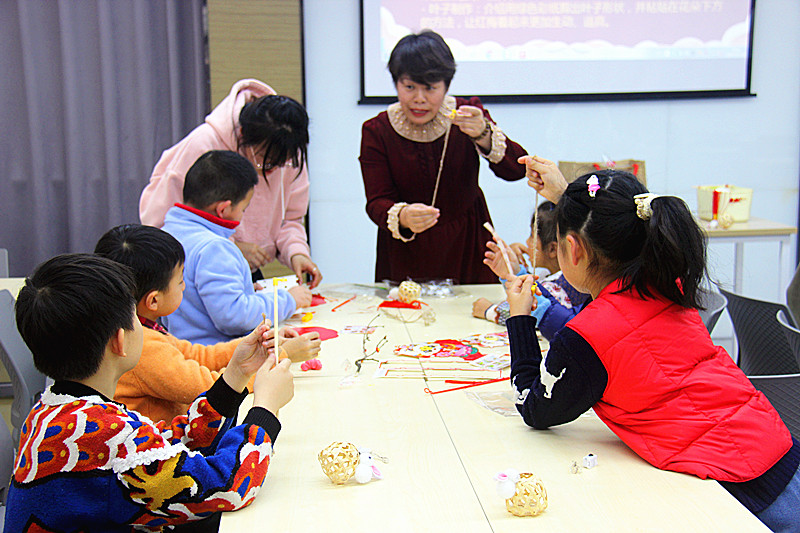 梅园新村街道联合组织青少年开展“红梅军魂，共绘元宵”DIY手工制作活动 (03).jpg