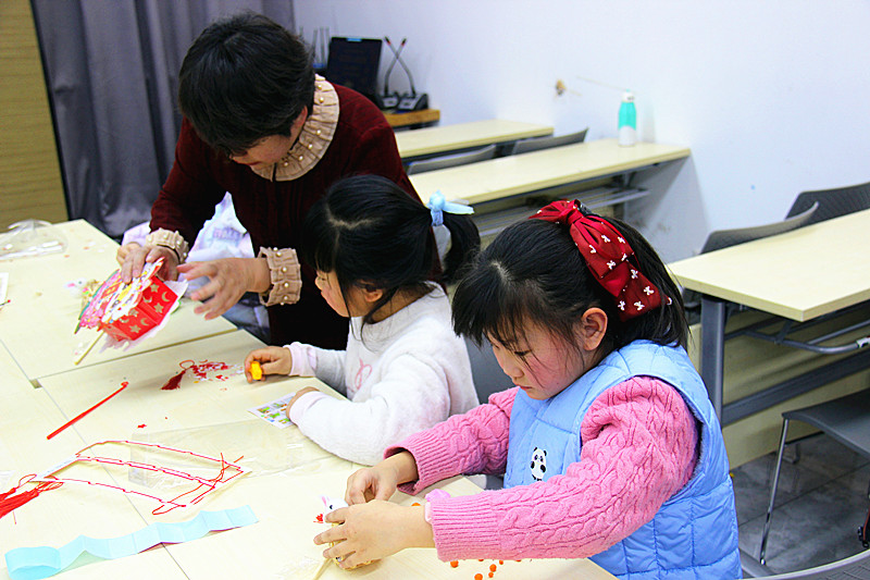 梅园新村街道联合组织青少年开展“红梅军魂，共绘元宵”DIY手工制作活动 (04).jpg