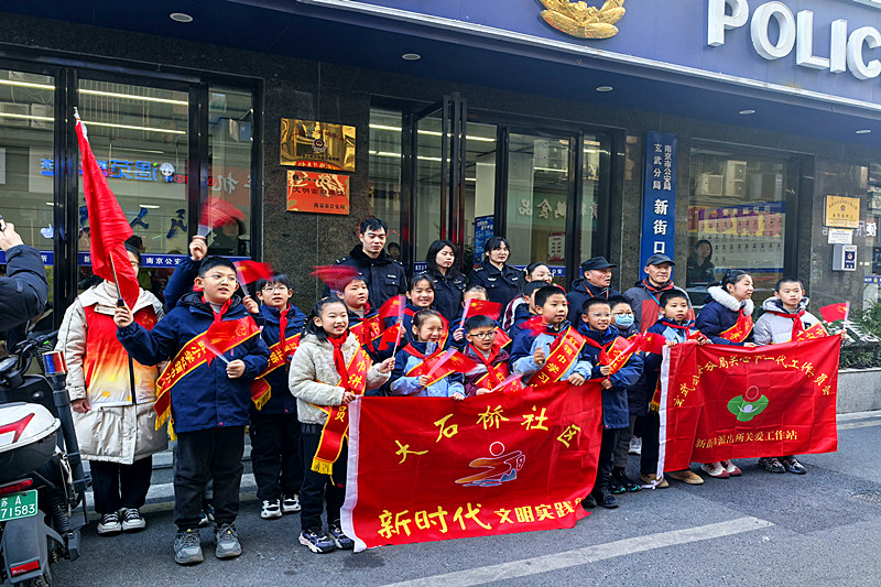 江苏省南京市玄武区新街口街道大石桥社区关工委联合开展青少年警营体验活动(3).jpg