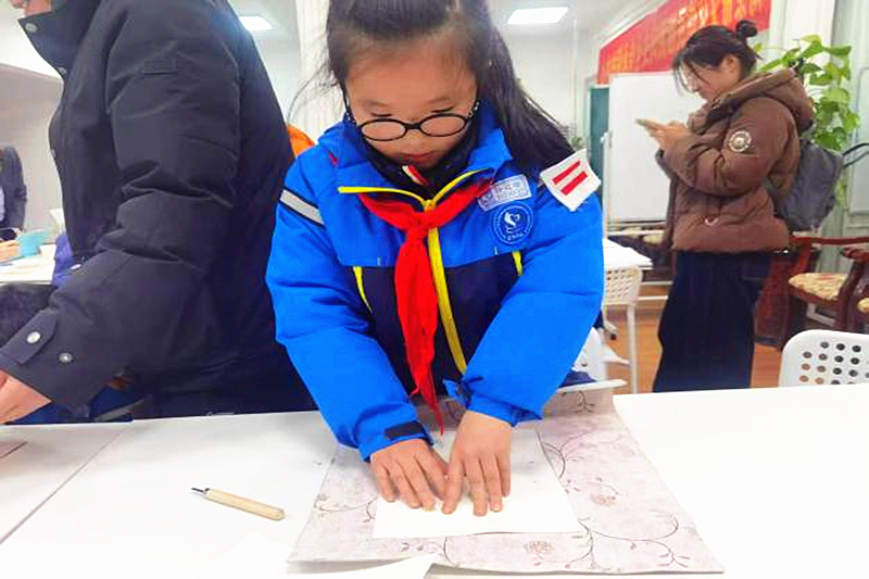 江苏省南京市玄武外国语学校附属小学二（1）班读书小组开展“探索非遗魅力，制作蛇年版画”寻访活动(3).png