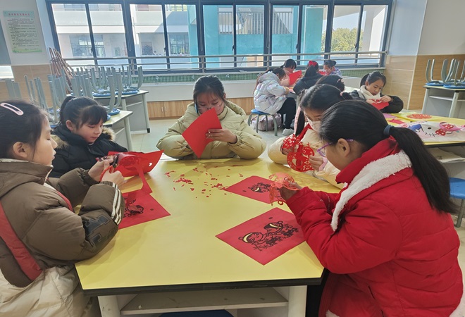 【桃源镇】 铜罗小学在缤纷冬日里开展“五心”教育系列实践活动2.一刀一剪生春风，人间最美是福愿_proc--.jpg