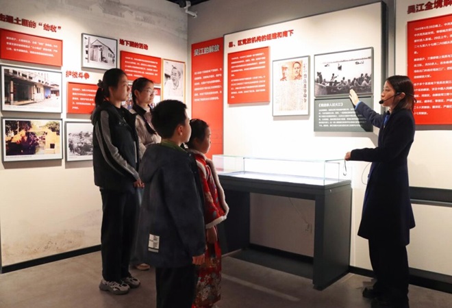 【桃源镇】 铜罗小学在缤纷冬日里开展“五心”教育系列实践活动5.萌娃游古镇，缤纷冬日绘_proc.jpg