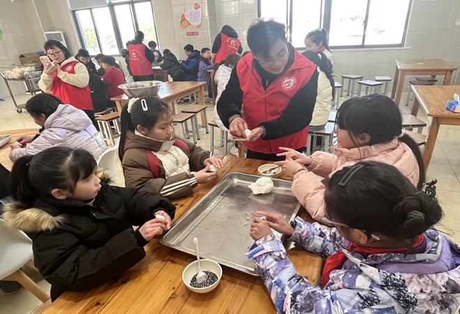 【桃源镇】 铜罗小学在缤纷冬日里开展“五心”教育系列实践活动3.巧手做汤圆，幸福又团圆_proc.jpg