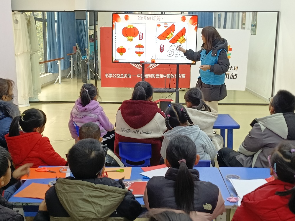 2、授课老师向青少年介绍如何制作灯笼1.jpg