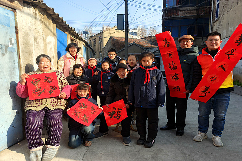 江苏省南京市六合区雄州街道凤凰社区关工委开展“新春送福”活动(2).jpg