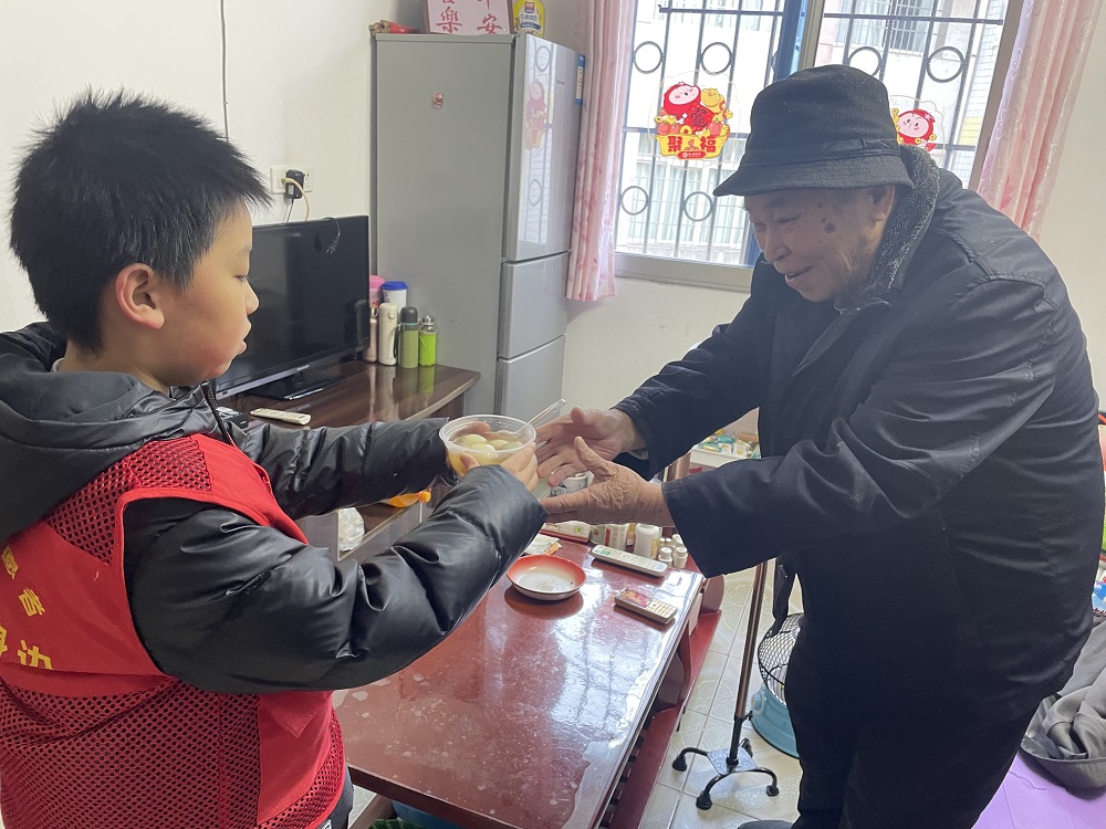 红领巾志愿者为孤寡老人上门送汤圆1.jpg
