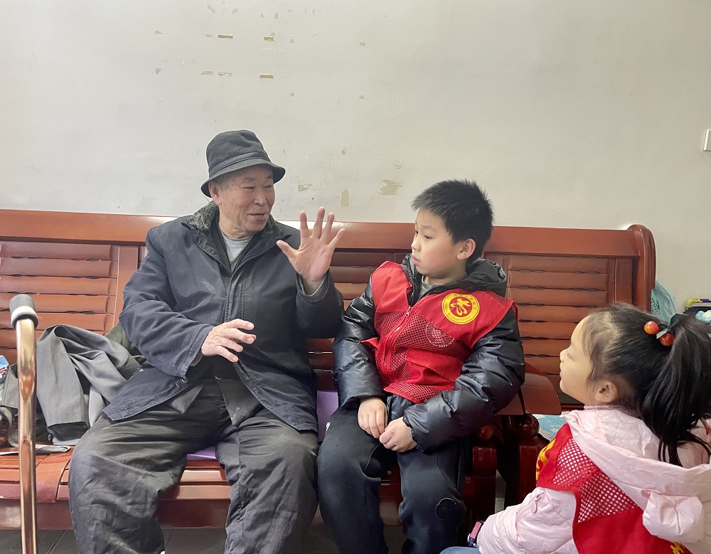 老人与红领巾志愿者亲切交谈1.jpg