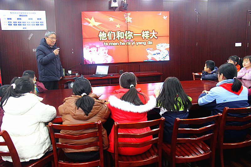 2江苏省南京市玄武区关工委“大思政”新春第一课走进社区讲述抗日小英雄故事 (2).jpg