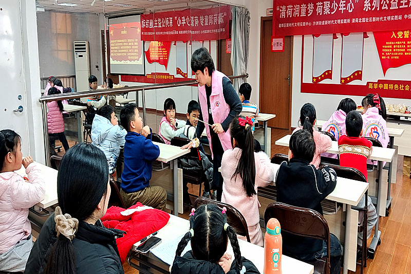 南京市建邺区沙洲街道清荷北园社区开展“花灯耀元宵，少年展风采” 元宵主题活动(3).jpg