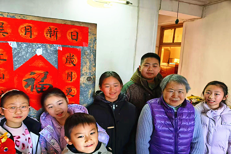 江苏省南京市秦淮区致和街社区关工委开展“墨香暖寒冬，福满致和街”迎新春活动(2).jpg