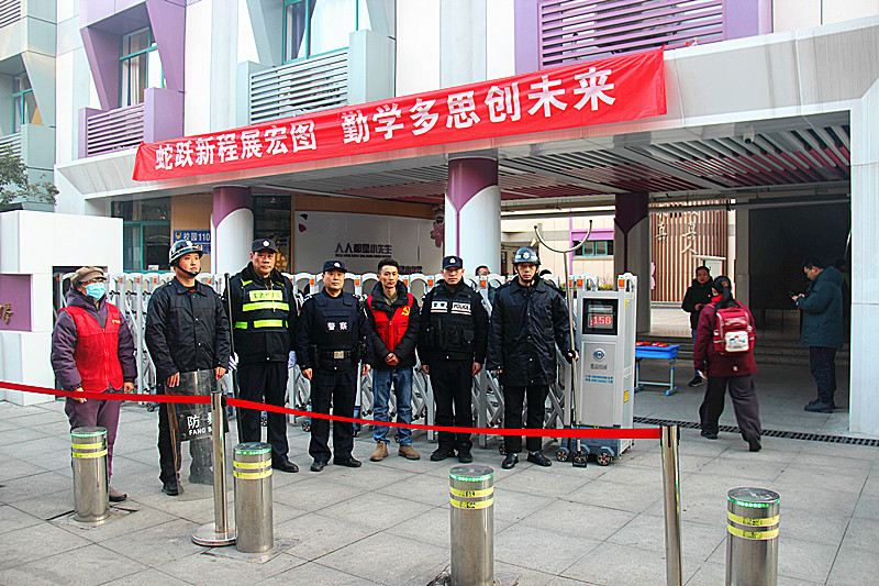 1739434899868934.jpg 玄武湖街道关工委组织“五老”开展护学岗活动,守护学子平安路(1).jpg