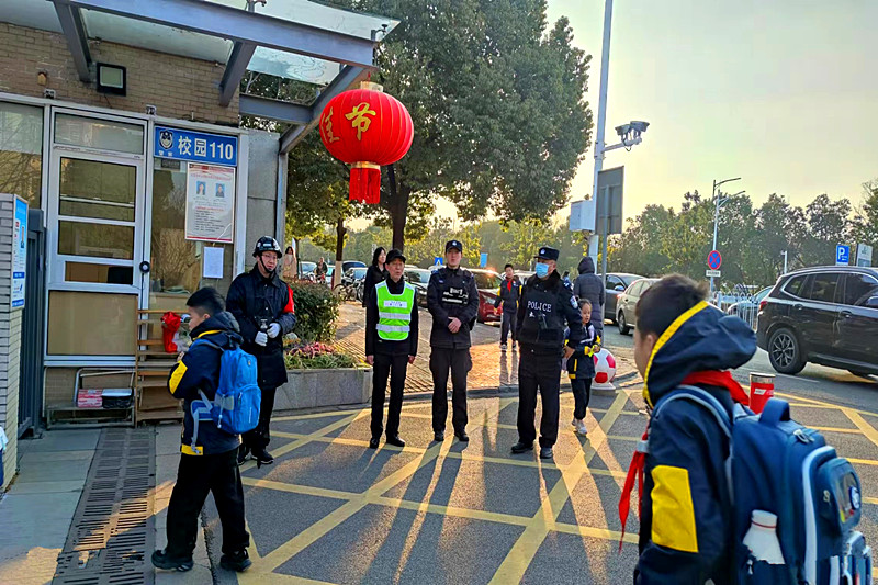 1739434908497810.jpg 玄武湖街道关工委组织“五老”开展护学岗活动,守护学子平安路(2).jpg