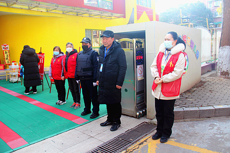 1739434917866585.jpg 玄武湖街道关工委组织“五老”开展护学岗活动,守护学子平安路(3).jpg
