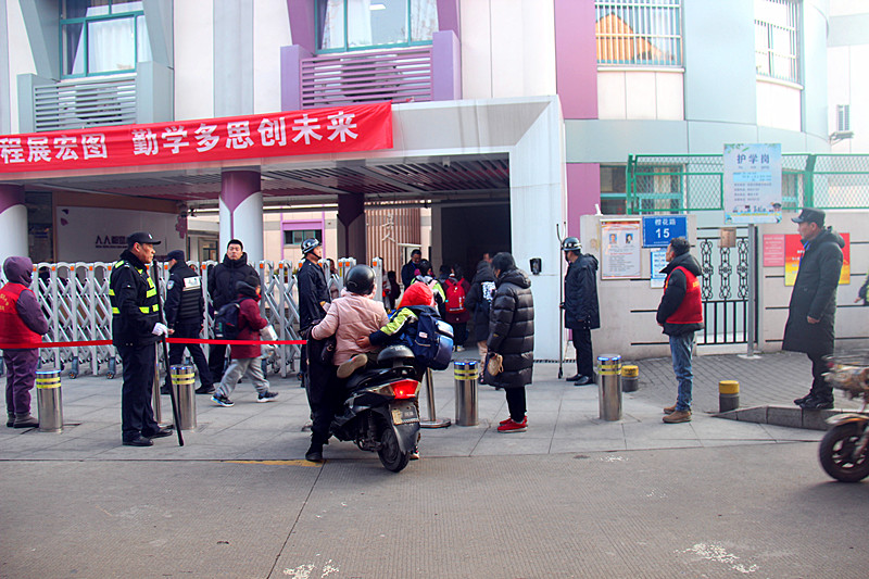 1739434926721757.jpg 玄武湖街道关工委组织“五老”开展护学岗活动,守护学子平安路(4).jpg