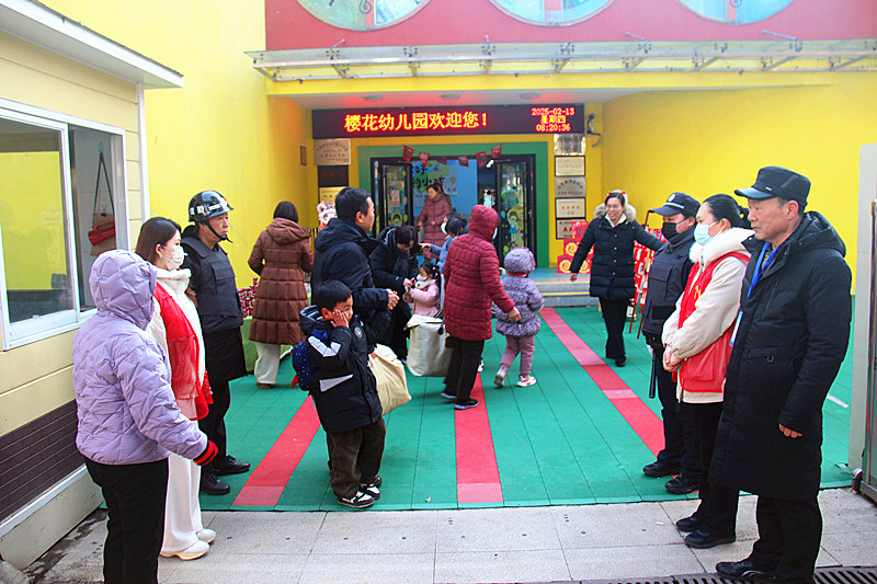 1739434940114740.jpg 玄武湖街道关工委组织“五老”开展护学岗活动,守护学子平安路(6).jpg